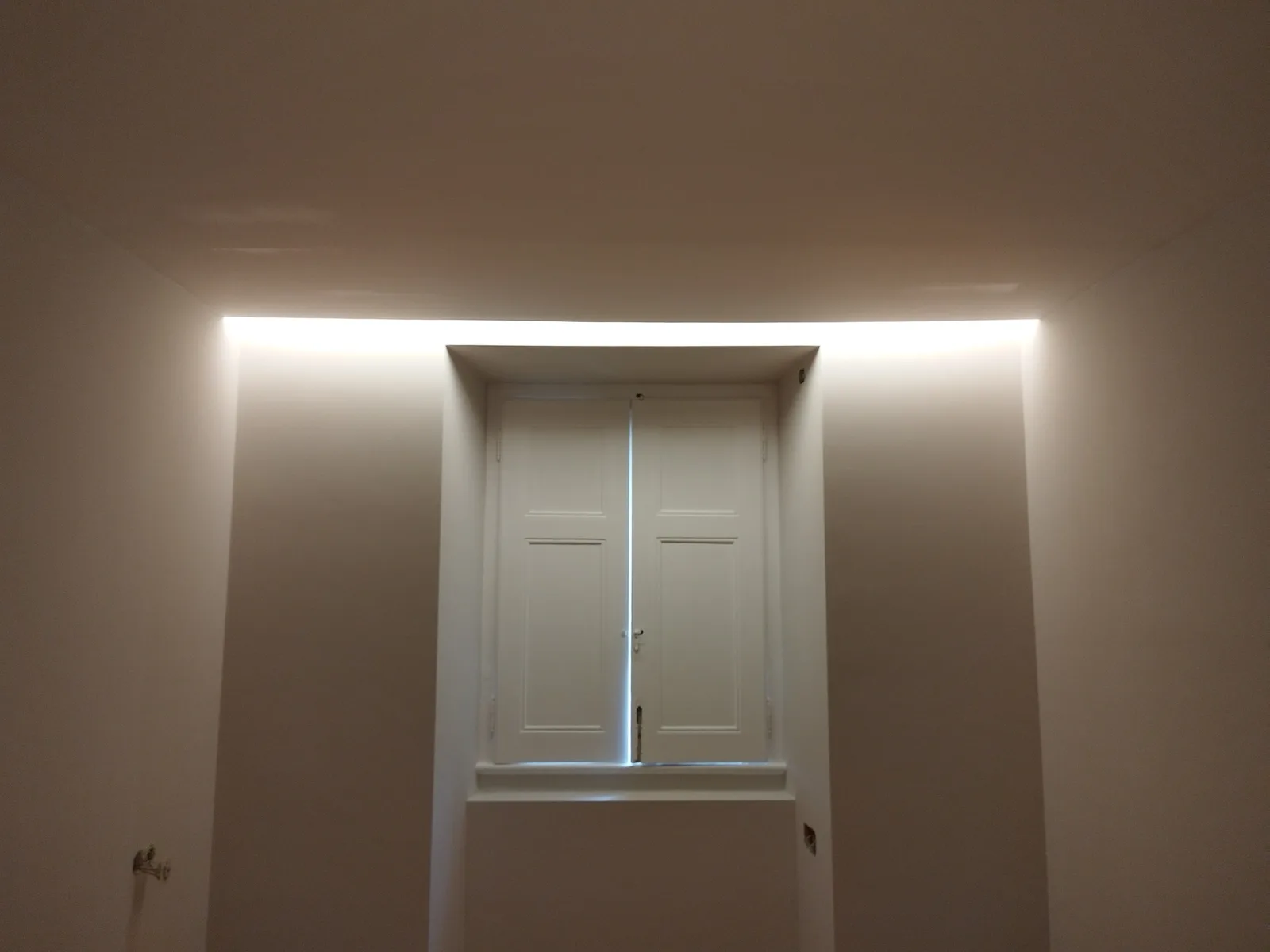 Janela com iluminação LED embutida, trabalho da Autentifuturo
