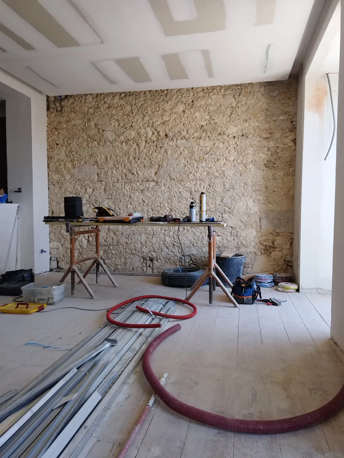 Sala com parede de pedra — Avenida 24 de Julho — Antes