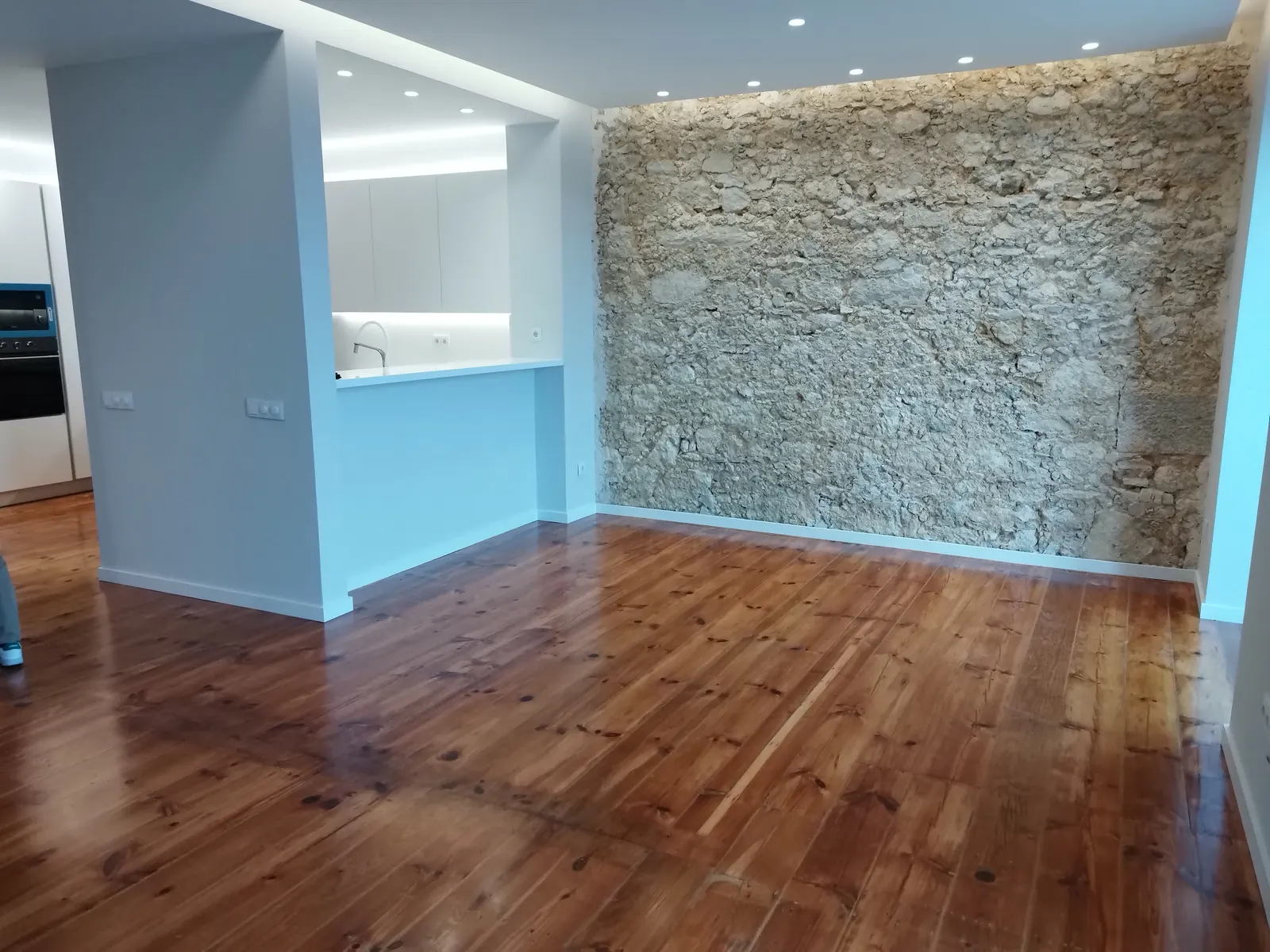 Sala com parede de pedra — Avenida 24 de Julho — Depois