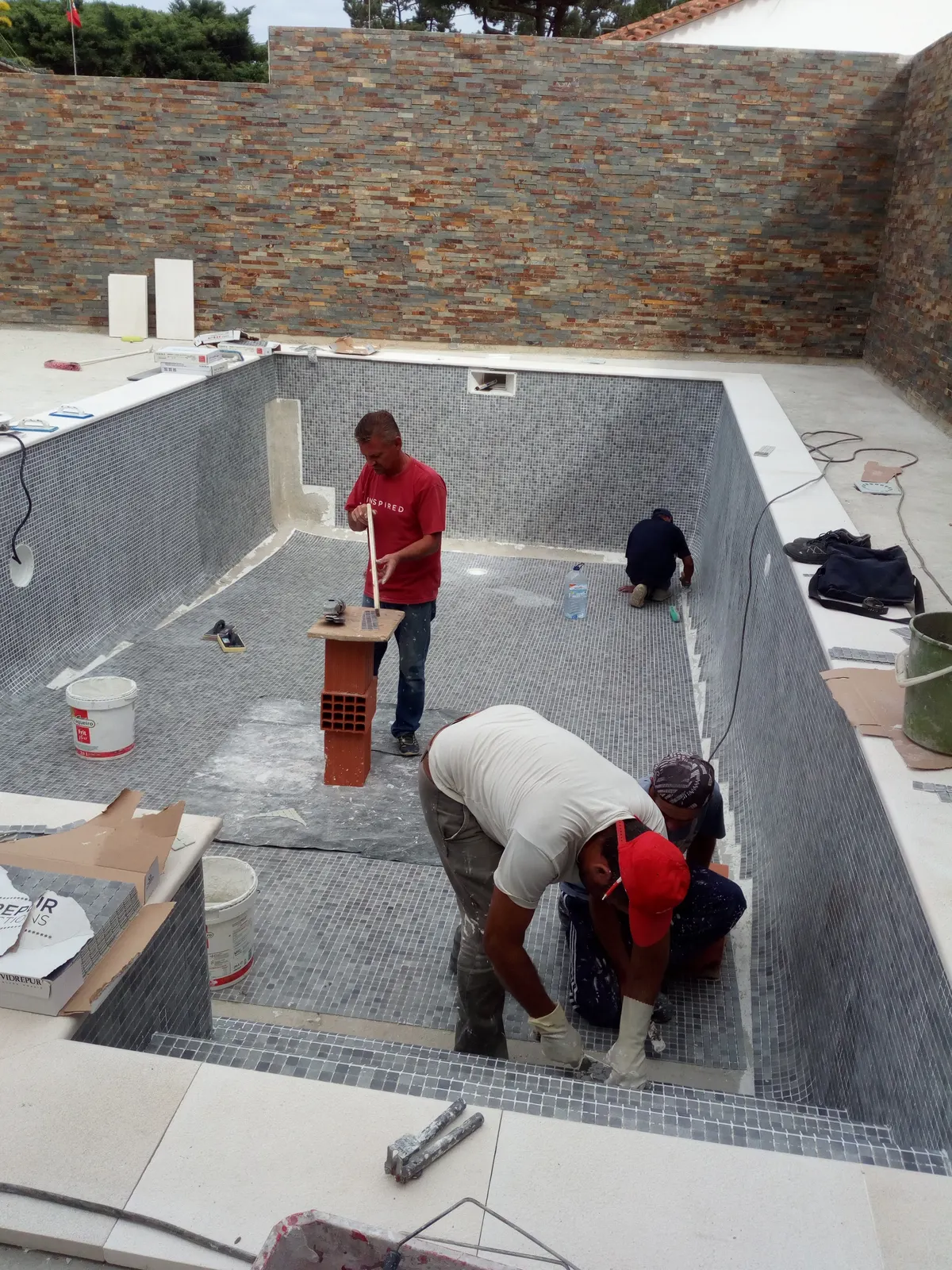 Construção de piscina em Sintra — Durante — revestimento da piscina