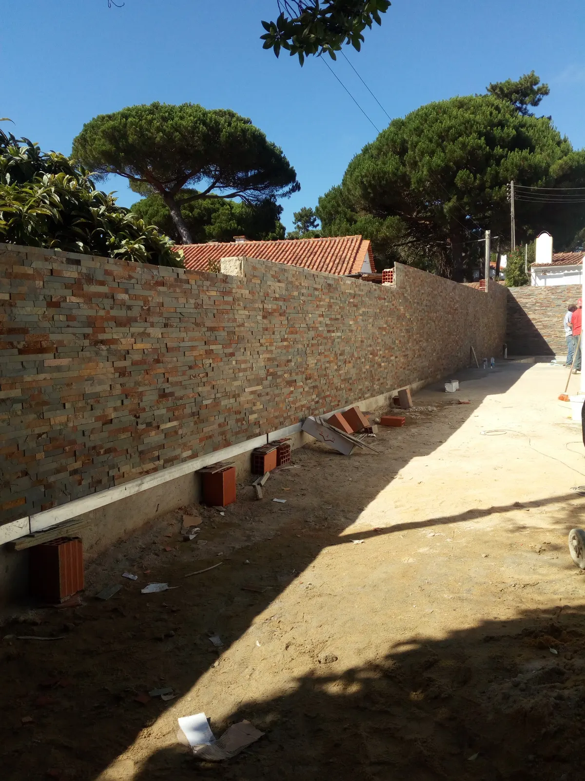 Construção de piscina em Sintra — Paredes em pedra concluídas