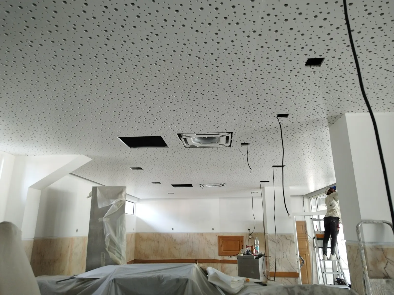 Restaurante Cabeça de Touro — Depois — tetos acústicos, ainda sem luz