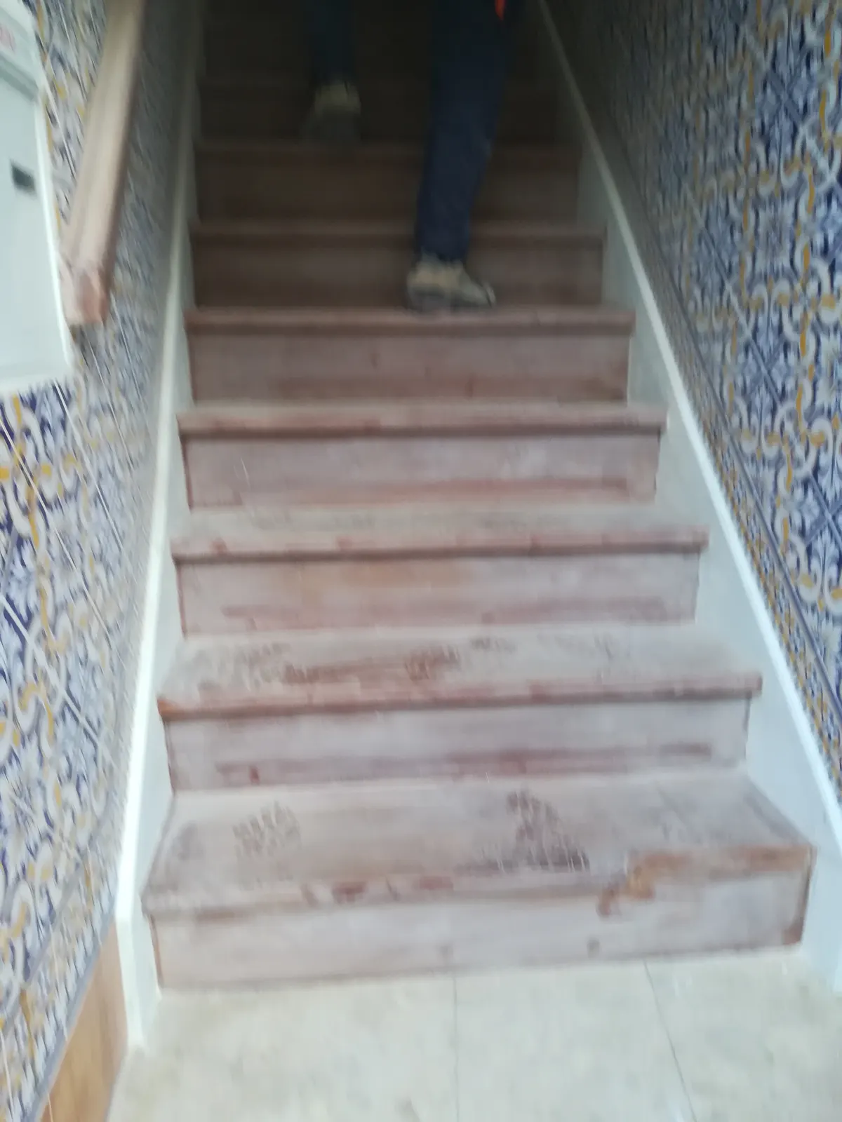 Verniz em escadas na Moraria — Antes