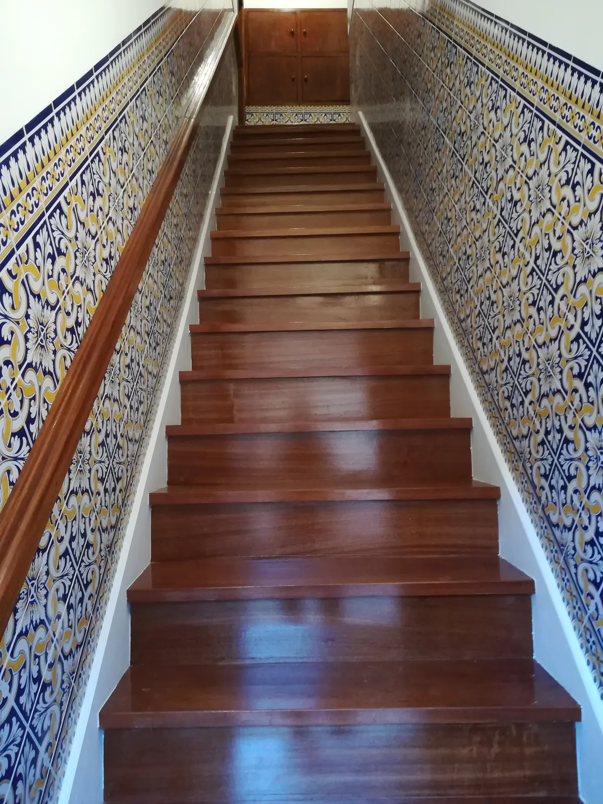 Verniz em escadas na Moraria — Depois